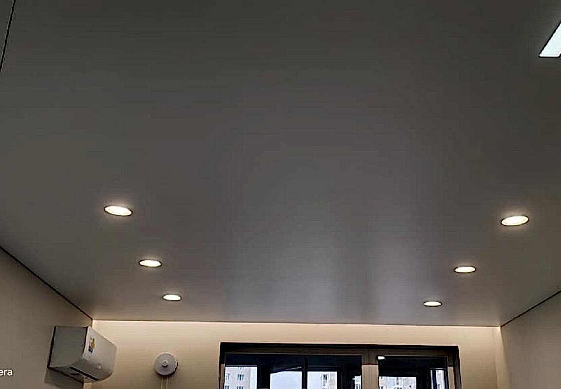 Сатиновый натяжной потолок в кухне-гостиной 14,6 кв.м.