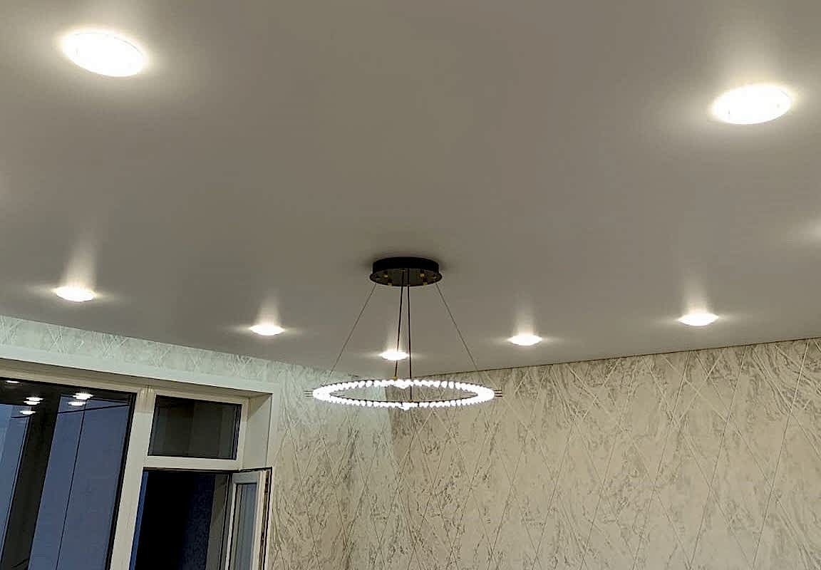 Сатиновый натяжной потолок в гостиной 15.2 кв.м.