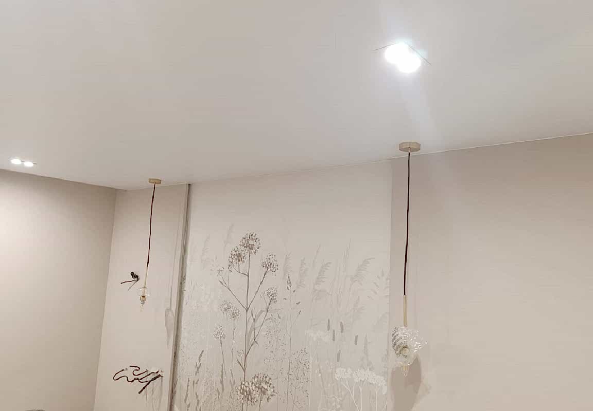 Матовый натяжной потолок,двойные светильники в интерьере спальни.