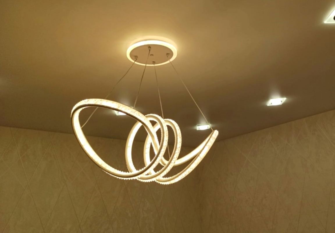 Люстра на нескольких подвесах,сатиновый натяжной потолок в детской.