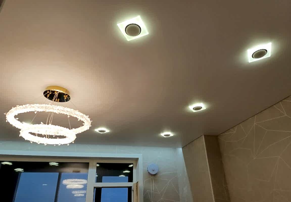 Сатиновый натяжной потолок квадратный светильники двойной подсветкой.