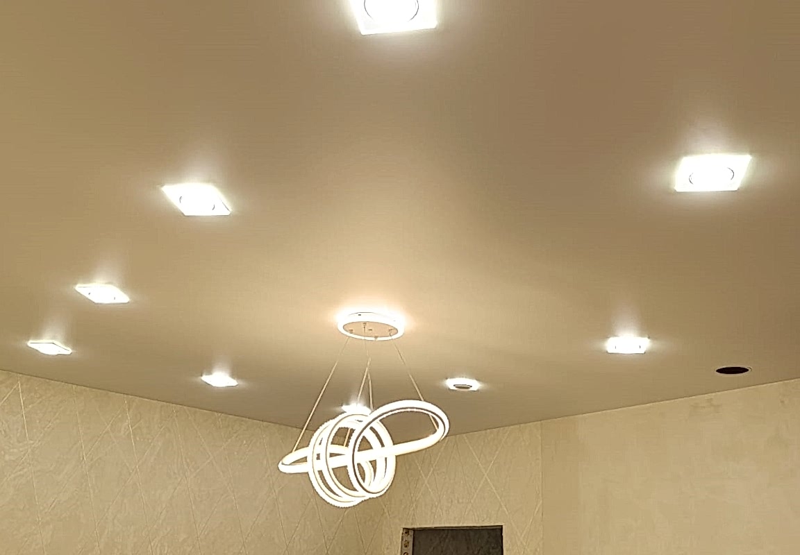 Сатиновый натяжной потолок,квадратные светильники в интерьере детской.