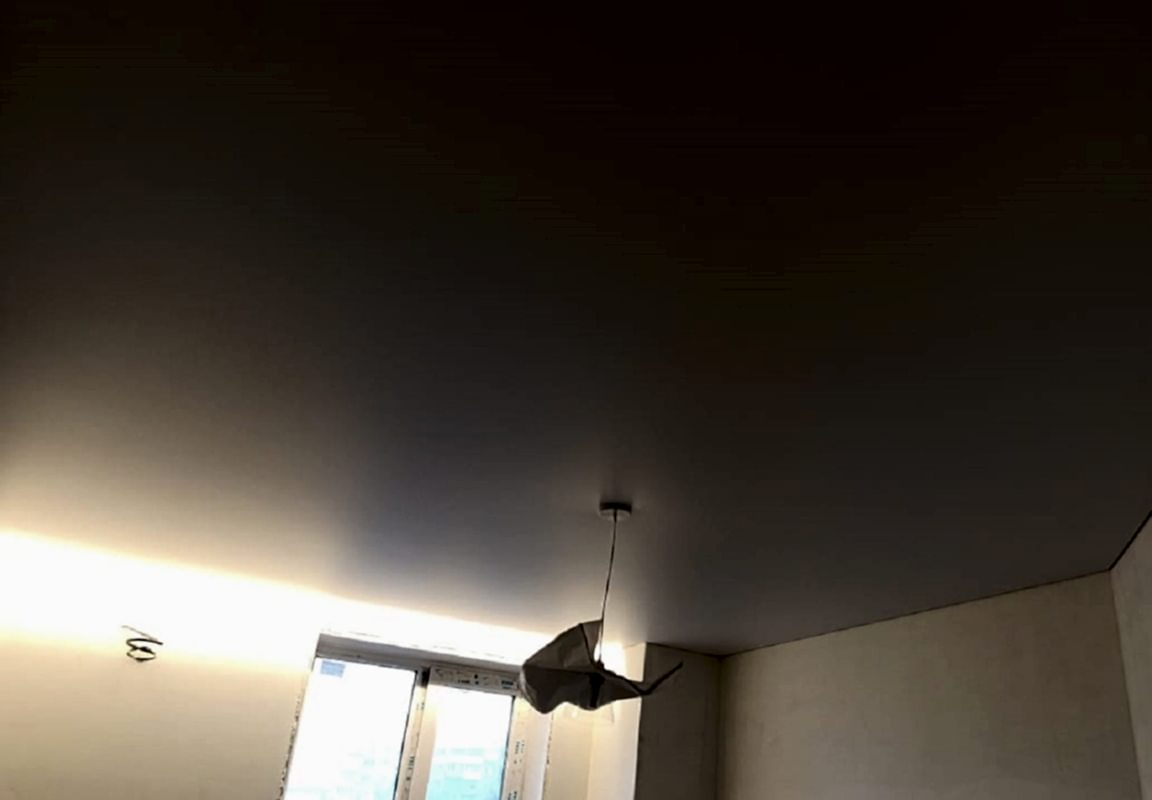 Парящий профиль в матовом натяжном потолке в кухне.